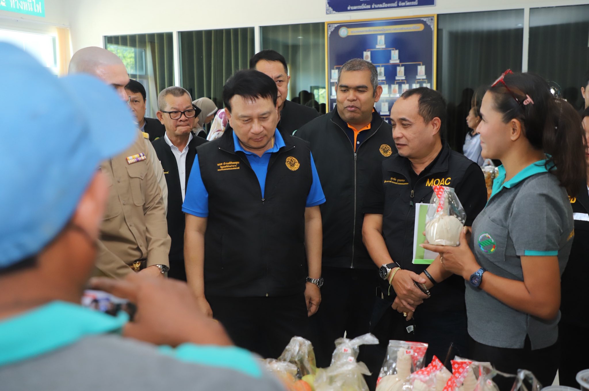 title - รมช.เกษตรฯ มอบโฉนดเพื่อการเกษตร โฉนดต้นไม้ ยกระดับที่ดินทำกินในกระบี่ หนุนเกษตรกรเข้าถึงแหล่งทุน